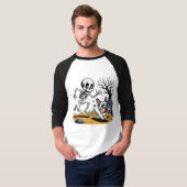 T-shirt Skeleton vs French Bulldog – Funny Halloween Chase (Devant entier)