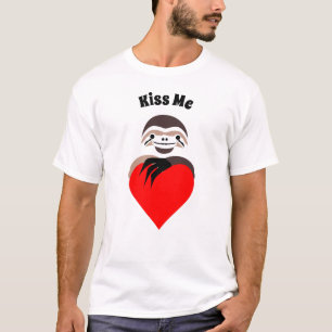 T-shirt Sloth serrant un coeur d'amour rouge