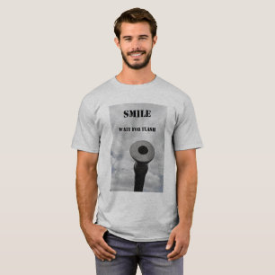 T-shirt smile and waitt for flash