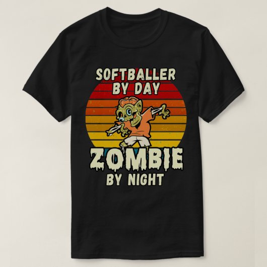 T-SHIRT SOFTBALLER PAR JOUR ZOMBIE BY NIGHT HALLOWEEN DESI (Design devant)
