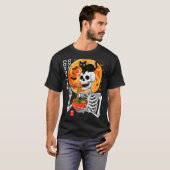 T-shirt Soky Skeleton Eating Ramen Bowl With Cat Halloween (Devant entier)