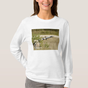 T-shirt soldats mettant le feu à un javelot FGM-148