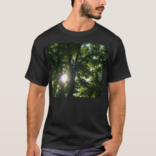 T-shirt Soleil brillant à travers les arbres (Devant)
