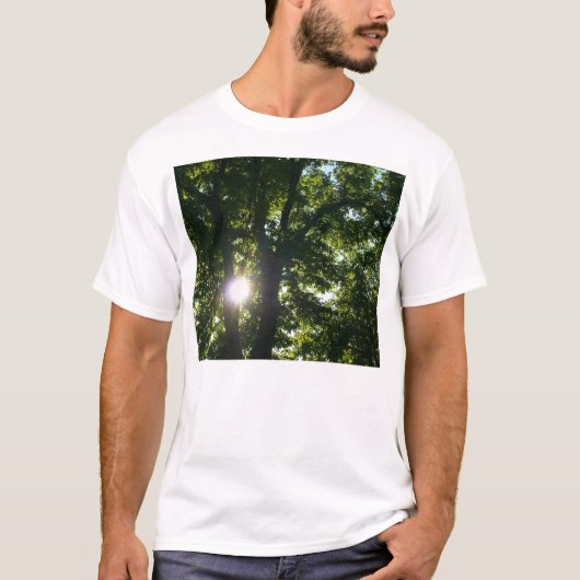 T-shirt Soleil brillant à travers les arbres (Devant)