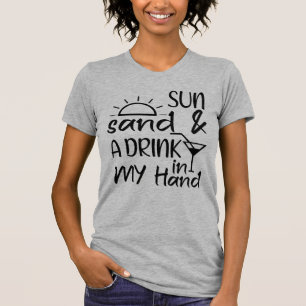 T-shirt Soleil Sable Et Un Verre À La Main 