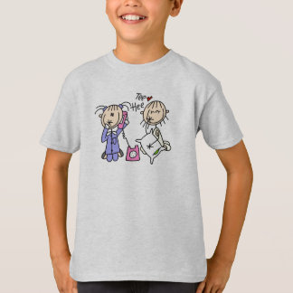 T-shirt Sommeil au-dessus des filles sur la chemise de