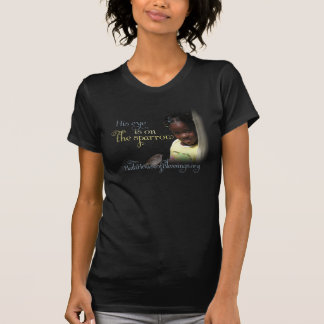 T-shirt Son oeil est sur la pièce en t d'associé de prière