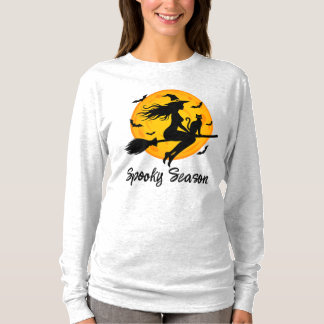 T-shirt Sorcière et chat noir volant à travers la pleine l