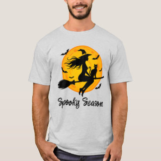 T-shirt Sorcière et chat noir volant à travers la pleine l