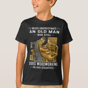T-shirt Sous-estimer un vieil homme qui fait de la menuise