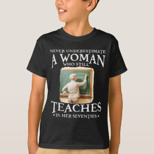 T-shirt Sous-estimer une femme qui enseigne à plus de soix