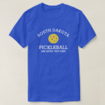 T-shirt South Dakota Pickleball Club Nom du partenaire Per<br><div class="desc">Montrez votre amour du pickleball du Dakota du Sud (changer facilement le nom de l'état et la couleur de la chemise) avec ce magnifique tee-shirt de pickleball pour les clubs, les équipes, les partenaires ou l'usure quotidienne du terrain. Ajoutez simplement vos 3 lignes de texte personnalisé pour créer une chemise...</div>