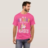 T-shirt Soyez Unicorne Dans Le Champ Des Chevaux (Devant entier)