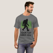 T-shirt Squatch, Sasquatch, Bigfoot Walking en Forêt (Devant entier)