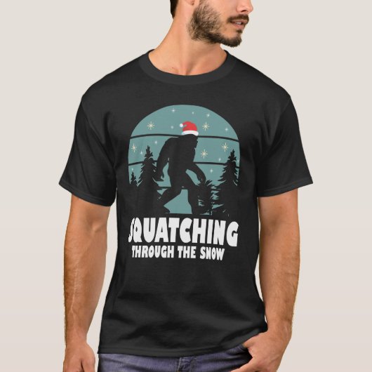 T-shirt Squatching Through the Snow - Bigfoot Christmas (Devant)