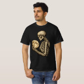 T-shirt Squelette au clair de lune tenant la pleine lune g (Devant entier)