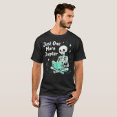 T-shirt Squelette drôle de lecture juste un chapitre de pl (Devant entier)