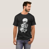 T-shirt Squelette effrayant serrant un chat drôle de tour (Devant entier)