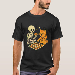 T-shirt Squelette et chat jouant à un jeu de société