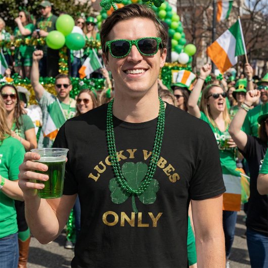 T-shirt St Patrick's Day Lucky Vibes Distressed Shamrock