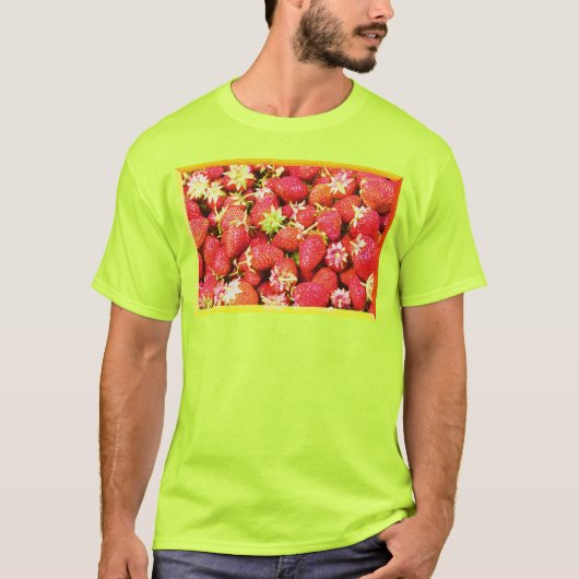 T-shirt "Stack of Strawberries Fruit" jolie photo. Command (Devant)