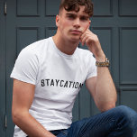T-shirt Staycation | Moderne minimaliste élégant tendance<br><div class="desc">Simple et élégant "Staycation" guillemets personnalisés art mens t-shirt avec typographie moderne et minimaliste en noir dans un style audacieux et tendance. Le cadeau ou l'accessoire parfait pour des vacances à la maison pendant la pandémie de coronavirus 19 au cours des périodes de fermeture et de restrictions de voyage.Les mots...</div>
