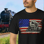 T-shirt Steam Train Engine Railroad on USA American Flag<br><div class="desc">N'importe quel passionné de train à vapeur aimera ce design - Voir mon magasin pour beaucoup plus de cadeaux de train à vapeur.</div>