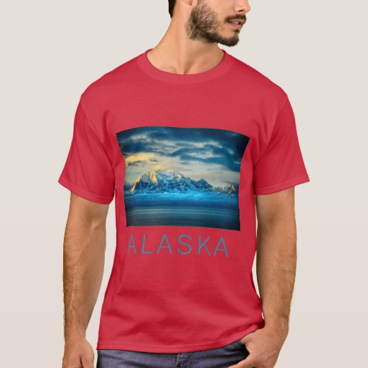 T-shirt Stunning snowy mountains in Alaska rise above clou (Devant)