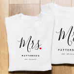 T-shirt Stylish Mme Custom Nom et Mariage de date<br><div class="desc">Le cadeau parfait pour toute mariée à être, le design amusant et moderne dispose d'un script de typographie stylisé "Mrs" avec mignon petit coeur d'amour rouge arrêts complets. Le design est facile à personnaliser avec votre nom de famille et date établie et sera le gardien parfait de votre journée spéciale....</div>