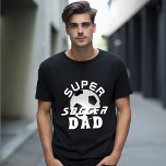 T-shirt Super Soccer Papa Football Sport Père<br><div class="desc">Super Soccer Papa Football Sporty Père T-shirt. Le design a une typographie moderne avec un ballon de football. Grand cadeau pour un père actif et sportif qui aime le football.</div>