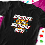 T-shirt Superhero Party Comics Brother of Birthday Boy<br><div class="desc">Cette bande dessinée cool héros frère de la conception garçon d'anniversaire est parfait pour un thème de fête d'anniversaire super-héros! Idéal pour le frère des garçons qui aiment les super-héros de bande dessinée ou les méchants avec des super-pouvoirs ! Caractéristiques 'Frère du Garçon d'Anniversaire ! ' heureux message d'anniversaire dans...</div>