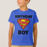 T-shirt Superman | Birthday Boy - Nom et âge<br><div class="desc">Ne manquez pas de vous démarquer de la foule avec ce superbe t-shirt d'anniversaire Superman de DC Comics. Personnalisez ce t-shirt d'anniversaire avec l'âge et le nom de votre enfant.</div>
