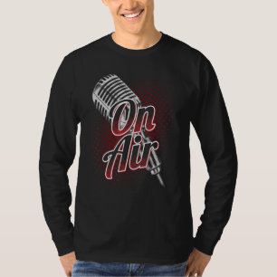 T-shirt Sur Le Microphone De Podcast Diffusé En Air