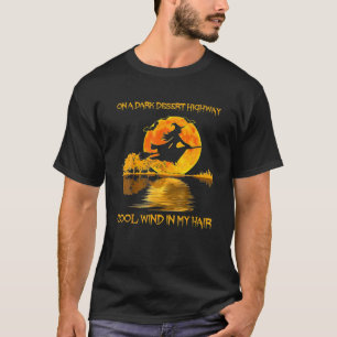 T-shirt Sur Une Route Du Désert Sombre Sorcière À Cheva