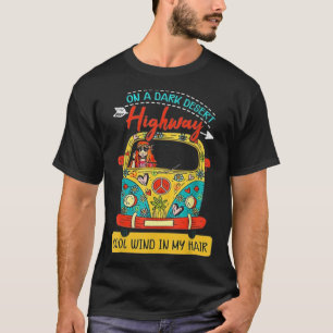 T-shirt Sur Une Route Sombre Du Désert