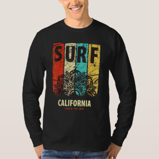 T-shirt Surfer sur la côte californienne en été sur les va