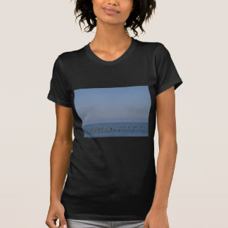 T-shirt surfers attendant une vague