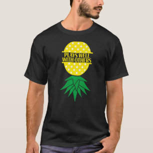 T-shirt Swingers Joue Bien Avec D'Autres À L'Extérieur Du