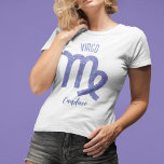 T-shirt Symbole d'astrologie Virgo personnalisé violet<br><div class="desc">Ce joli t-shirt femme Virgo,  violet et lavande personnalisées,  présente votre signe astrologique du Zodiac dans une belle étincelle comme les constellations. Customisez ce tee mignon avec votre nom dans une belle écriture cursive pour quelqu'un qui a un anniversaire fin août ou début septembre.</div>
