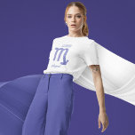T-shirt Sympathique Scorpio Astrologie Signal Personnalisé<br><div class="desc">Ce joli t-shirt Scorpio violet et lavande présente votre signe astrologique du Zodiac dans une belle étincelle comme les constellations. Customisez ce cadeau personnalisé et mignon avec votre nom dans une belle écriture cursive pour quelqu'un qui a un anniversaire fin octobre ou début novembre.</div>