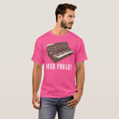 T-shirt Synthétiseur Never Forget - Conception de piano ré (Devant entier)