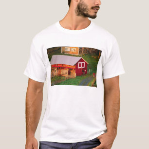 T-shirt Tâches matinales à la ferme. USA, Vermont,