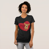 T-shirt Tan Chihuahua avec cravate arc dans un coeur rouge (Devant entier)