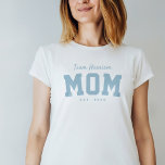 T-shirt Team maman sportive simple personnalisé bleu<br><div class="desc">Conçu pour coordonner avec la collection de baby showers Lea Delaveris Design tailgate, cette chemise de maman d'équipe est un cadeau parfait pour une nouvelle maman ou maman d'être. Également à porter au baby shower, ce design sportif de t-shirt comporte un "nom d'équipe" en écriture bleue, ainsi qu'une "mère" audacieuse...</div>