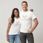 T-shirt Tennis Party Chic or et gris sur mesure<br><div class="desc">Célébrez le joueur de tennis ou le fan de tennis dans votre vie avec ces chemises de fête personnalisées avec des raquettes de tennis or. Le texte est personnalisable. Une partie d'une collection de Parcel Studios. *Note : L'or de ce produit est simulé. Aucune feuille d'or ne sera utilisée dans...</div>