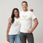 T-shirt Tennis Party Chic Or et Vert Custom<br><div class="desc">Célébrez le joueur de tennis ou le fan de tennis dans votre vie avec ces chemises de fête personnalisées avec des raquettes de tennis or. Le texte est personnalisable. Une partie d'une collection de Parcel Studios. *Note : L'or de ce produit est simulé. Aucune feuille d'or ne sera utilisée dans...</div>
