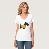T-shirt Térrier écossais en pull-over doré allongé sur (Devant entier)