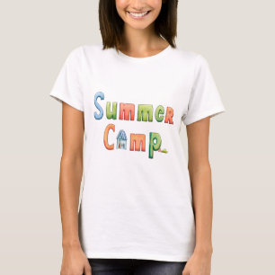 T-shirt Texte du camp d'été coloré pour l'aventure en plei