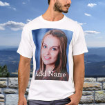 T-shirt Texte personnalisé de nom de photo<br><div class="desc">Téléchargez votre photo, ajoutez un nom ou un texte, et créez facilement votre t-shirt photo personnalisé. Cliquez sur PERSONNALISER pour modifier la couleur du texte. Vous pouvez TRANSFÉRER ce DESIGN sur d'autres produits Zazzle et l'ajuster à la plupart des articles Zazzle. Vous pouvez également cliquer sur CUSTOMISER PLUS LOIN pour...</div>