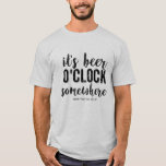 T-shirt Texte vintage drôle de coutume de typographie de<br><div class="desc">Buvez de la bière n'importe quand avec ce T-shirt drôle qui l'indique "est heure de bière quelque part" dans une police vintage de typographie de style. Ajoutez votre texte fait sur commande ci-dessous ou le supprimez. Fait un grand enterrement de vie de jeune garçon/garçons d'honneur ou cadeau à la maison...</div>